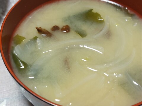 なめこと玉ねぎとワカメのお味噌汁